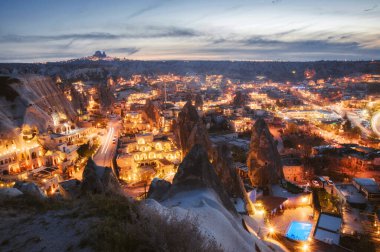 Geceleri güzel panoramik manzara Goreme, Kapadokya, Türkiye. Balon sineklerinin ünlü merkezi.