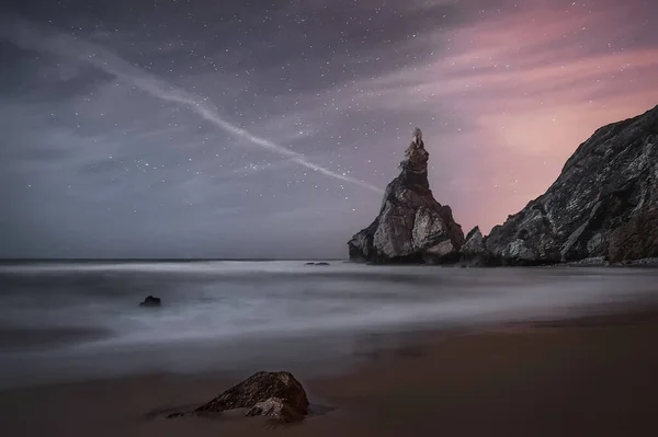 Красивый Ночной Горизонт Атлантического Океана Песчаным Пляжем Скалами Синтра Португалия — стоковое фото