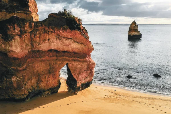 美丽的大西洋景观地平线与沙滩 岩石和海浪在日出 阿尔加维 葡萄牙 — 图库照片