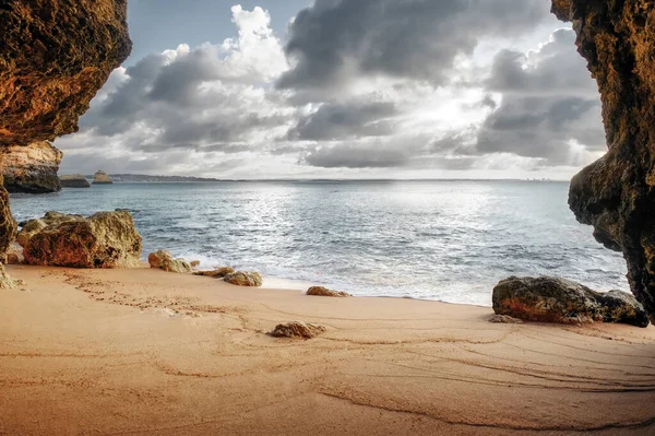 Krásný Atlantský Oceán Výhled Horizont Písečnou Pláží Skály Vlnami Algarve — Stock fotografie