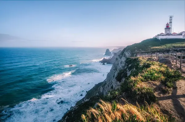岩や波が美しい海の見える地平線 — ストック写真