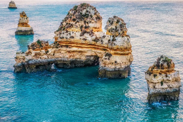 美丽的大西洋景观地平线与沙滩 岩石和海浪在日出 阿尔加维 葡萄牙 — 图库照片