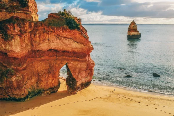 Piękny Ocean Atlantycki Widoku Horyzont Piaszczystej Plaży Skały Fale Wschodzie — Zdjęcie stockowe