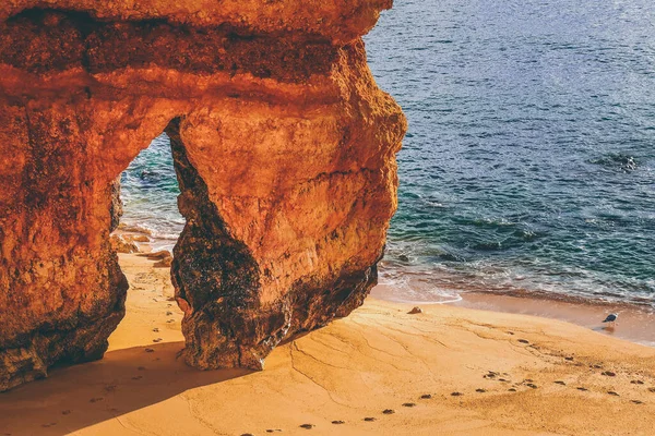 Piękny Horyzont Atlantyckiego Oceanu Piaszczystej Plaży Skał Fal Algarve Portugalia — Zdjęcie stockowe