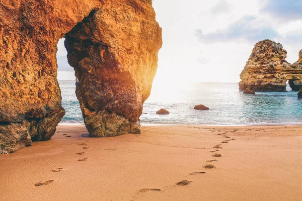 Vackra Atlanten Horisonten Med Sandstrand Klippor Och Vågor Vid Soluppgången — Stockfoto