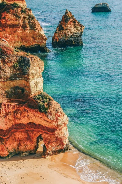 Krásný Atlantský Oceán Výhled Horizont Písečnou Pláží Skály Vlnami Algarve — Stock fotografie