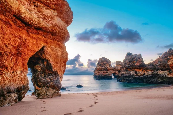 砂浜のビーチ 岩の日の出波と美しい大西洋の眺めの地平線 アルガルヴェ ポルトガル — ストック写真