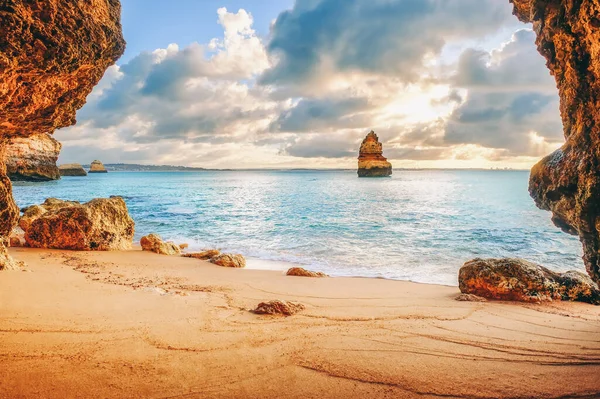 Красивый Горизонт Атлантического Океана Песчаным Пляжем Скалами Волнами Алгарве Португалия — стоковое фото