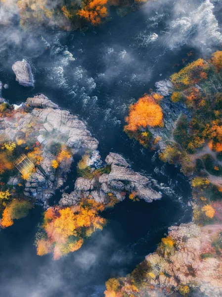 Lotu Ptaka Widać Kolorowe Lasy Niebieską Rzekę Skały Piękny Jesienny — Zdjęcie stockowe