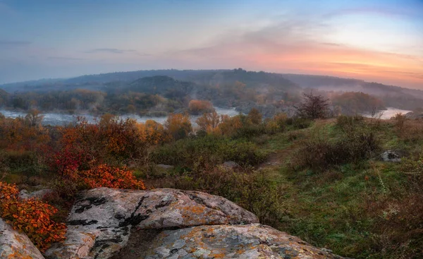 Prachtig Herfstlandschap Met Kleurrijke Bomen Mistige Rivier Bij Zonsondergang — Stockfoto