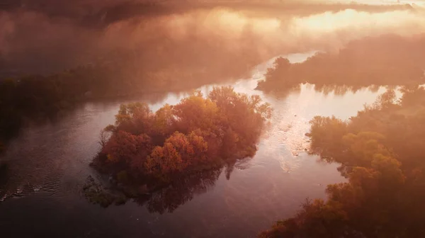 Güneşin Doğuşunda Harika Bir Hava Manzarası Sisli Nehir Altın Ağaçlar — Stok fotoğraf