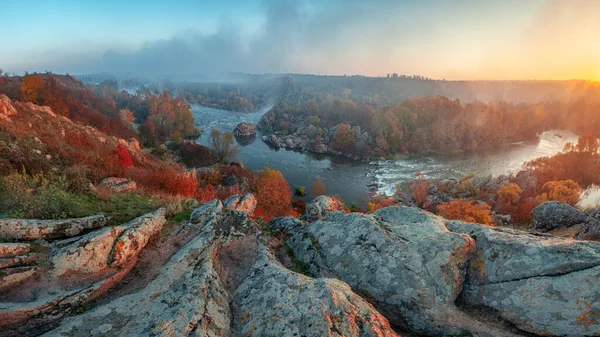 Geweldig Uitzicht Vanuit Lucht Zonsopgang Mistige Rivier Gouden Bomen Prachtig — Stockfoto