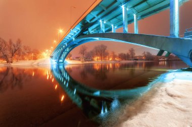 Gece şehir manzarası, aydınlık köprü. Kış şehri
