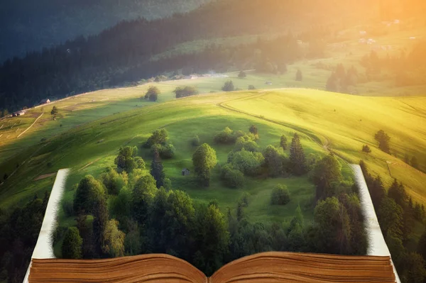 Öffnete Zauberbuch Schöne Aussicht Auf Die Berge Natürlicher Sommer Frühling — Stockfoto