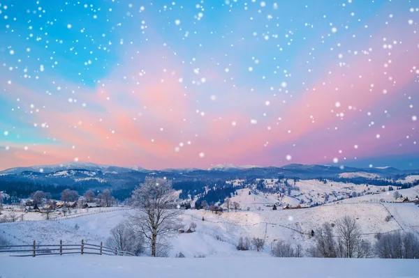 Winterlandschap Bergen Aan Horizon Bedekt Met Sneeuw — Stockfoto