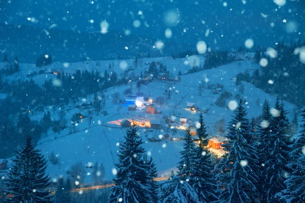 Abeti Coperti Neve Montagne All Orizzonte Bellissimo Paesaggio Invernale — Foto Stock