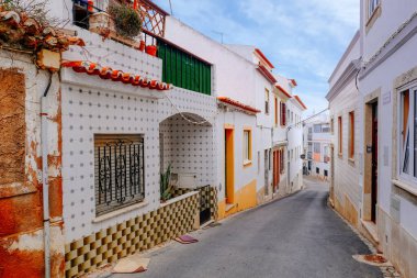 Lagos, Portekiz - 04 Mayıs 2017: Beyaz ve renkli (kırmızı, mavi, sarı ve yeşil) çiçekle süslenmiş eski Avrupa şehir caddesi.