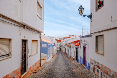 Lagos, Portekiz - 04 Mayıs 2017: Beyaz ve renkli (kırmızı, mavi, sarı ve yeşil) çiçekle süslenmiş eski Avrupa şehir caddesi.