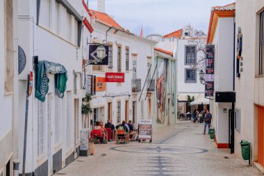 Lagos, Portekiz - 04 Mayıs 2017: Beyaz ve renkli (kırmızı, mavi, sarı ve yeşil) çiçekle süslenmiş eski Avrupa şehir caddesi.