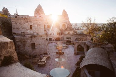 Sabah erkenden Goreme, Kapadokya, Türkiye manzarası. Balon uçuşunun dünyaca ünlü turizm merkezi.