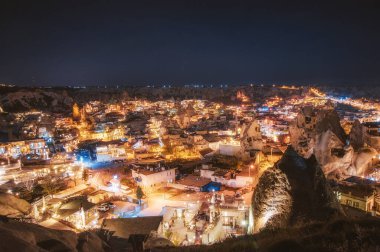 Geceleri güzel panoramik manzara Goreme, Kapadokya, Türkiye. Balon sineklerinin ünlü merkezi.