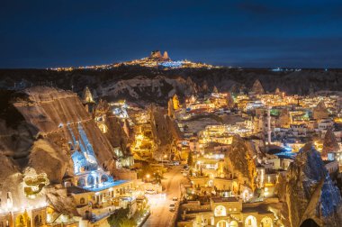 Geceleri güzel panoramik manzara Goreme, Kapadokya, Türkiye. Balon sineklerinin ünlü merkezi.