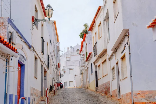 Lagos, Portekiz - 04 Mayıs 2017: Beyaz ve renkli (kırmızı, mavi, sarı ve yeşil) çiçekle süslenmiş eski Avrupa şehir caddesi.