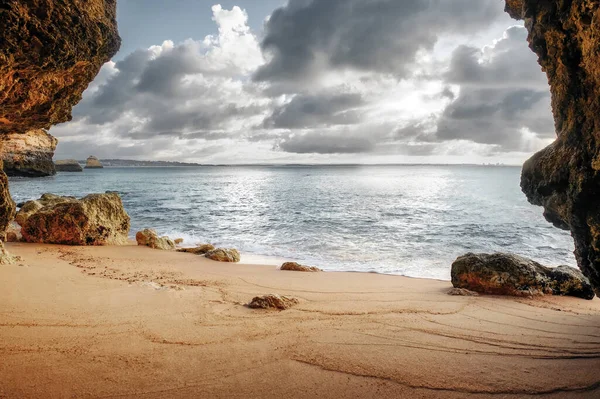 Güzel Atlantik Okyanusu Manzaralı Ufuk Kumlu Sahil Kayalar Dalgalar Algarve — Stok fotoğraf