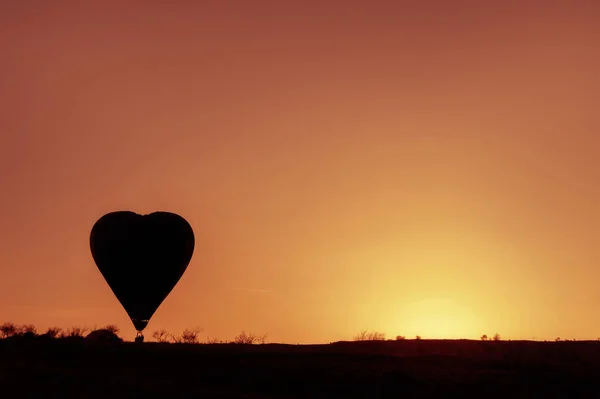 Silhoutte Globo Salida Del Sol Famoso Globo Aerostático Volando Sobre — Foto de Stock