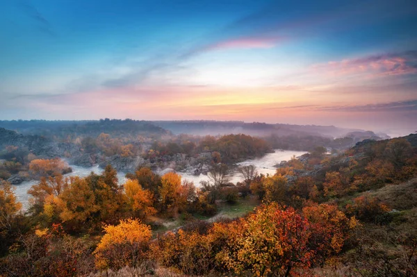 Prachtig Herfstlandschap Met Kleurrijke Bomen Mistige Rivier Bij Zonsondergang — Stockfoto