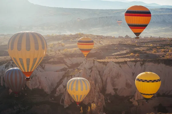 Goreme Kappadokien Turkiet Ovanifrån Färgglada Varmluftsballonger Flyger Över Dalarna Soluppgången — Stockfoto