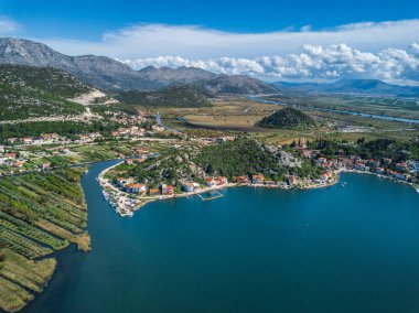 Hırvatistan 'ın Rogotin kentinin havadan görünüşü. gök mavisi kıyı şeridi