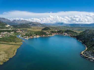Hırvatistan 'ın Rogotin kentinin havadan görünüşü. gök mavisi kıyı şeridi