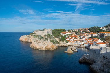 Eski Dubrovnik, Hırvatistan, Adriyatik Denizi, Avrupa manzaralı. Dalmaçya kıyıları. turuncu kiremit çatılar.