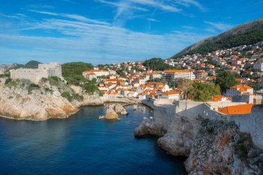 Eski Dubrovnik, Hırvatistan, Adriyatik Denizi, Avrupa manzaralı. Dalmaçya kıyıları. turuncu kiremit çatılar.