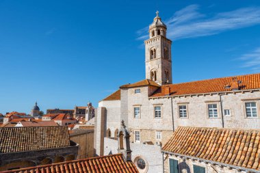 Eski Dubrovnik, Hırvatistan, Adriyatik Denizi, Avrupa manzaralı. Dalmaçya kıyıları. turuncu kiremit çatılar.