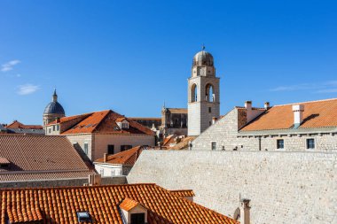 Eski Dubrovnik, Hırvatistan, Adriyatik Denizi, Avrupa manzaralı. Dalmaçya kıyıları. turuncu kiremit çatılar.