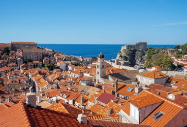 Eski Dubrovnik, Hırvatistan, Adriyatik Denizi, Avrupa manzaralı. Dalmaçya kıyıları. turuncu kiremit çatılar.