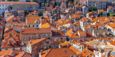 Eski Dubrovnik, Hırvatistan, Adriyatik Denizi, Avrupa manzaralı. Dalmaçya kıyıları. turuncu kiremit çatılar.