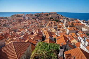 Eski Dubrovnik, Hırvatistan, Adriyatik Denizi, Avrupa manzaralı. Dalmaçya kıyıları. turuncu kiremit çatılar.