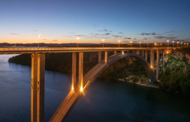 Hırvatistan 'ın Skradin ve Sibenik kavşakları arasındaki Krka Köprüsü.