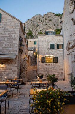 Hırvatistan 'ın Dalmaçya bölgesindeki ünlü eski kasaba ve liman Omis, Split-Dalmaçya İlçesi.