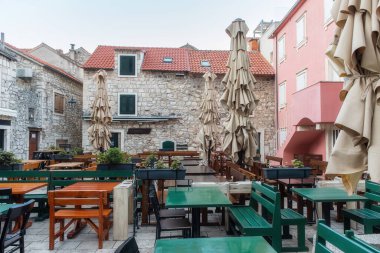 Hırvatistan 'ın Dalmaçya bölgesindeki ünlü eski kasaba ve liman Omis, Split-Dalmaçya İlçesi.