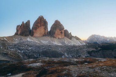 Dolomitlerin görkemli zirveleri alacakaranlıkta altın güneş ışığıyla yıkanırken engebeli manzara İtalya 'nın ünlü sıradağlarının güzelliklerini gözler önüne seriyor..
