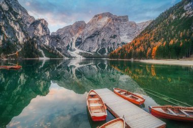 Ünlü zümrüt dağ gölü Braies. Dolomites Dağları, Sudtirol, İtalya