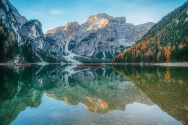 Ünlü zümrüt dağ gölü Braies. Dolomites Dağları, Sudtirol, İtalya