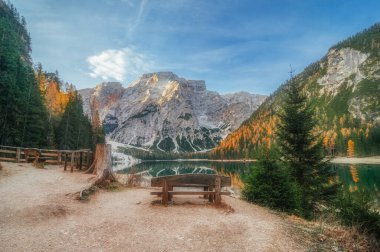 Ünlü zümrüt dağ gölü Braies. Dolomites Dağları, Sudtirol, İtalya