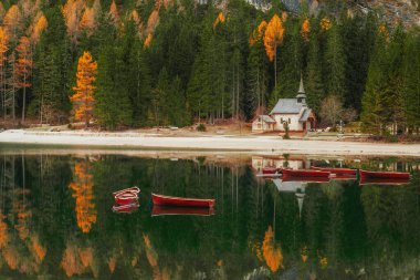 Ünlü zümrüt dağ gölü Braies. Dolomites Dağları, Sudtirol, İtalya