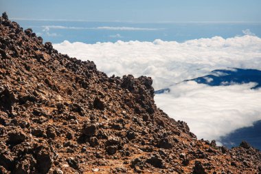 Kanarya Adaları 'nın bir parçası olan Tenerife' nin eşsiz kayalık arazisinin üzerindeki Teide volkanik kuleleri antik volkanik aktivite tarafından oluşturulan dramatik jeolojik özellikleri gözler önüne seriyor..