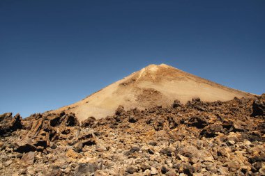 Kanarya Adaları 'nın bir parçası olan Tenerife' nin eşsiz kayalık arazisinin üzerindeki Teide volkanik kuleleri antik volkanik aktivite tarafından oluşturulan dramatik jeolojik özellikleri gözler önüne seriyor..